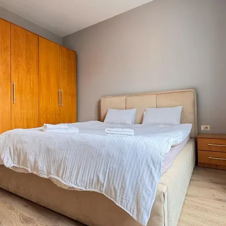 Terrace Flat In Heart Of טיראנה