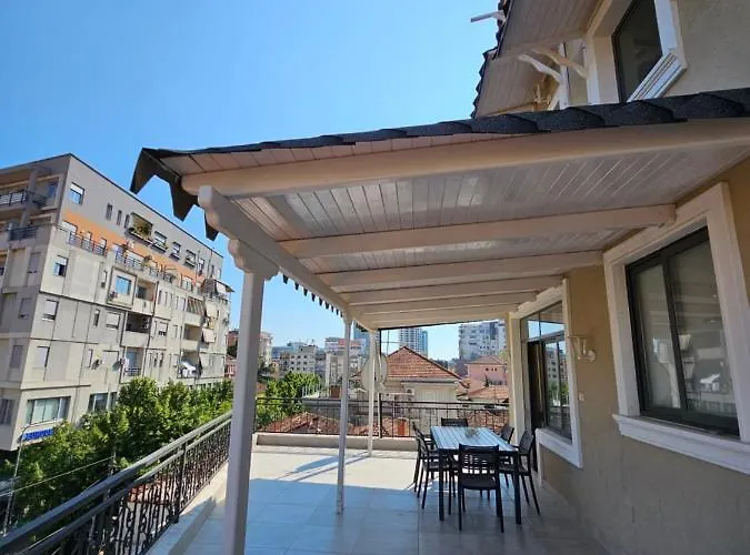 Terrace Flat In Heart Of ティラナ