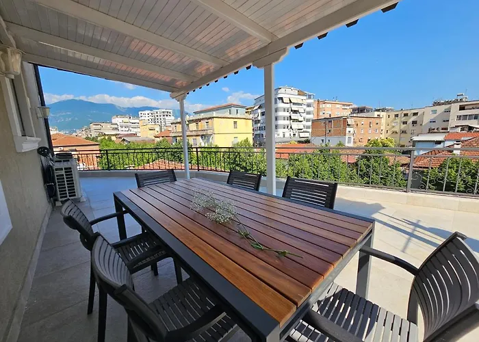 Terrace Flat In Heart Of ティラナ